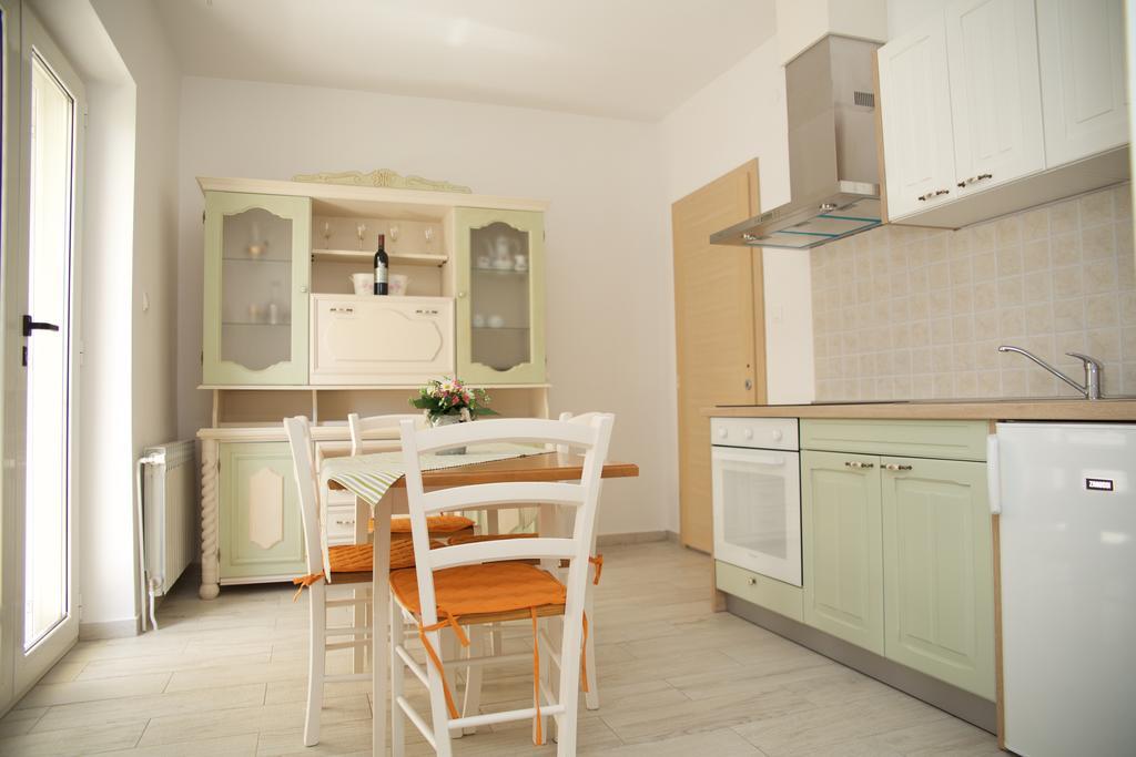 Banic Apartments With Pool Biograd Na Moru Quarto foto