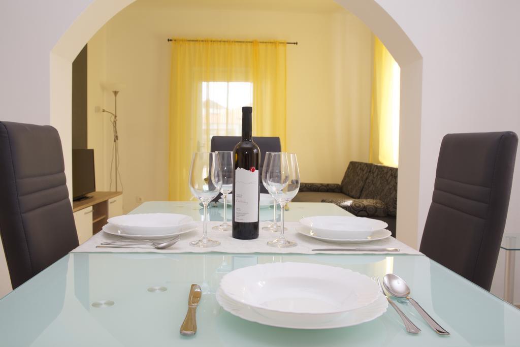 Banic Apartments With Pool Biograd Na Moru Quarto foto